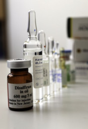 Медикаменты во флаконах и ампулах